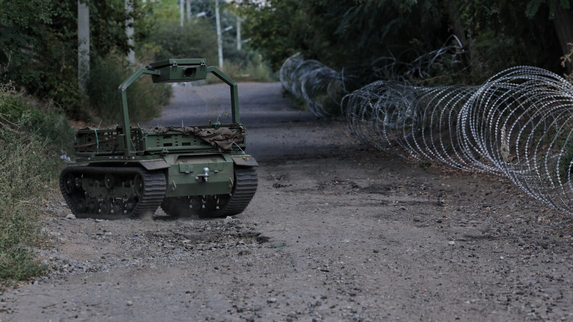Robotlar savaş alanda hava indirmeleri yapıyor ve mayınları temizliyor: Ukrayna Rus pincer saldırısını geri çevirdi